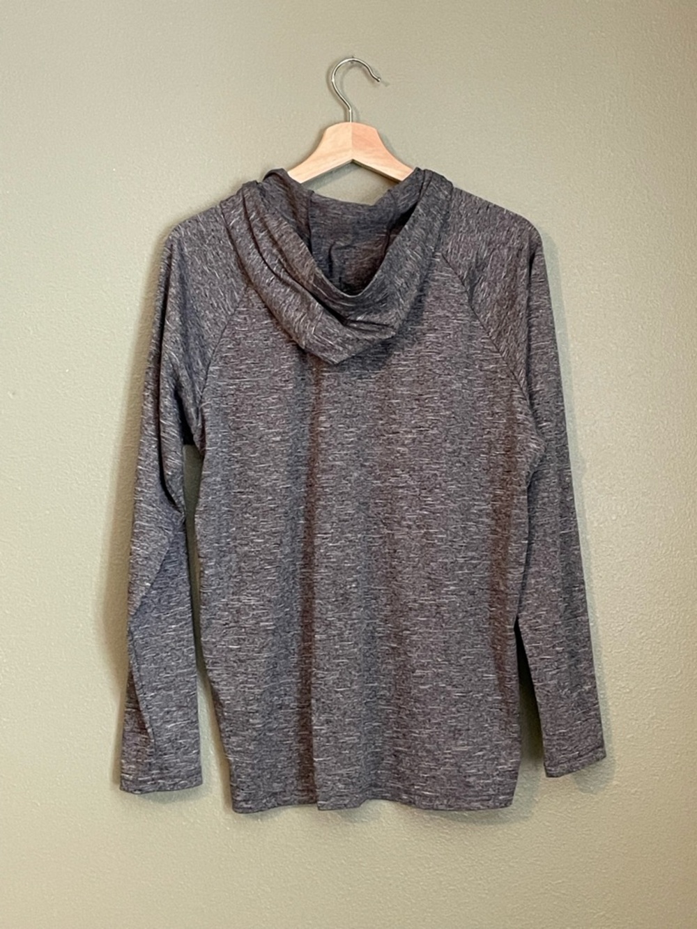 Nike Men's Heather Gray Long-Sleeve Hooded Dri-FIT Shirt - Picture 3 of 3